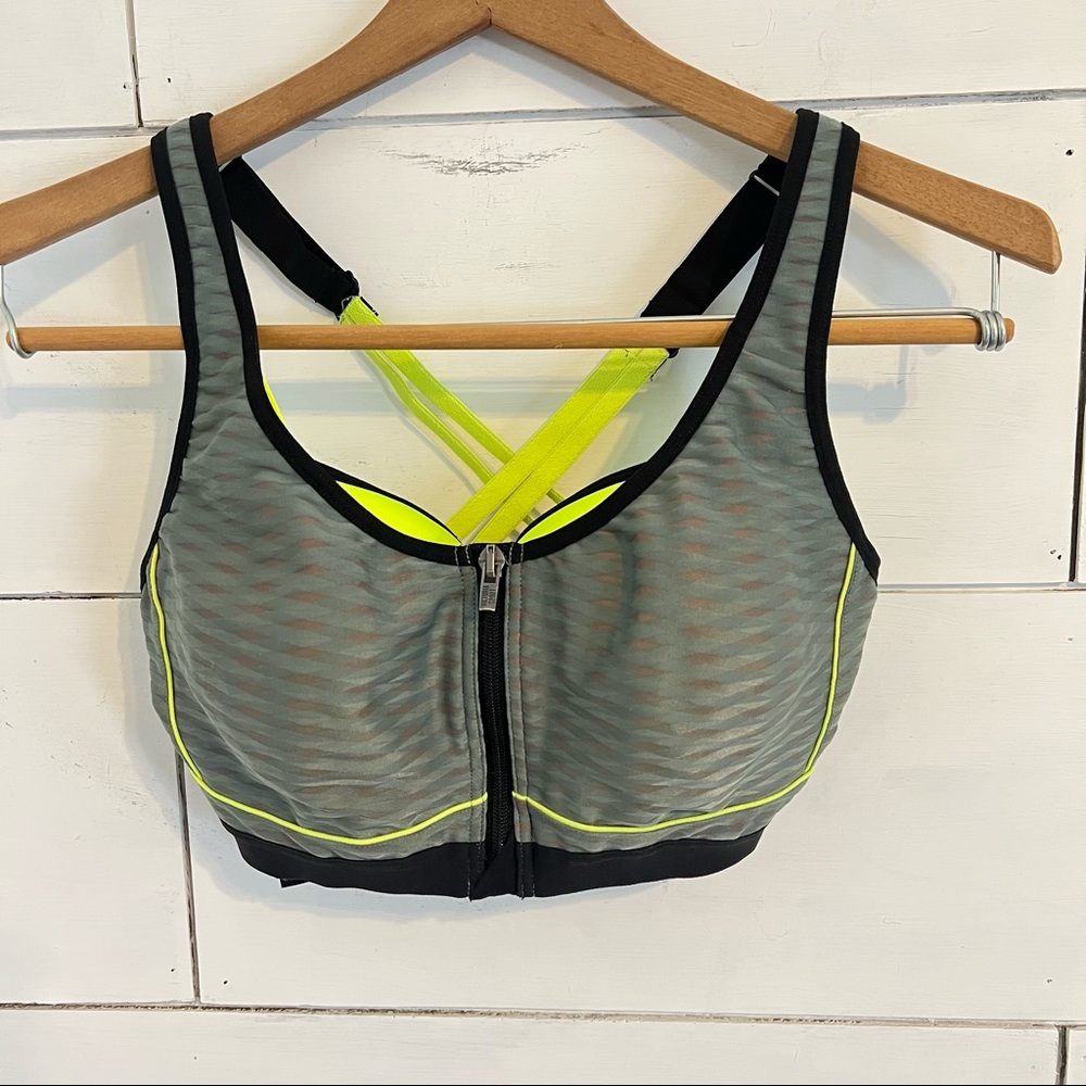 Victoria’s Secret Sport Knockout Zip with Front Close Sports Bra. Size 32DD.